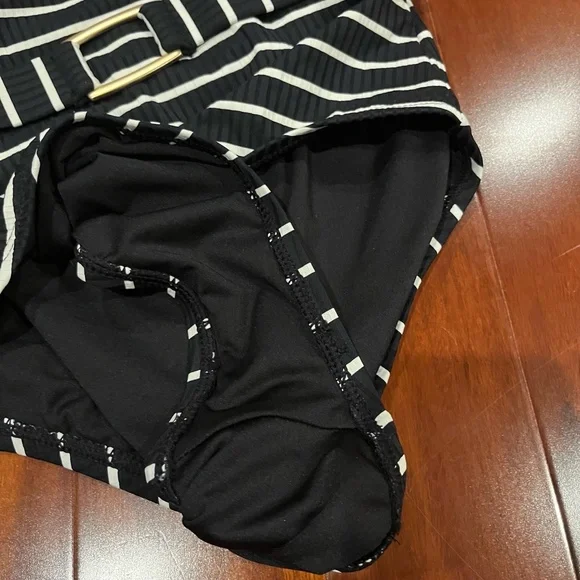 New NWT Lands End Black White Swimsuit Onepiece Stripe Belt Size Extra Small XS - Picture 6 of 8
